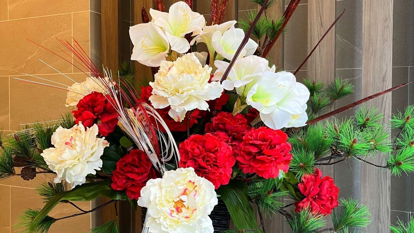 生花の美しさを忠実に再現したアーティフィシャルフラワーのディスプレイ