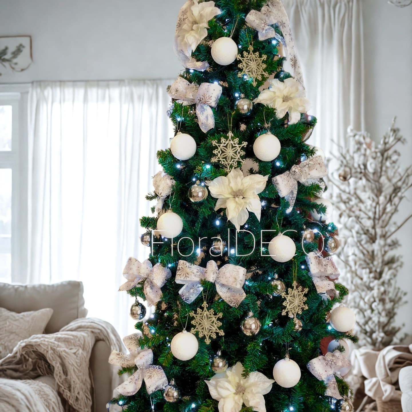 エレガントな装飾が施されたレンタルクリスマスツリー