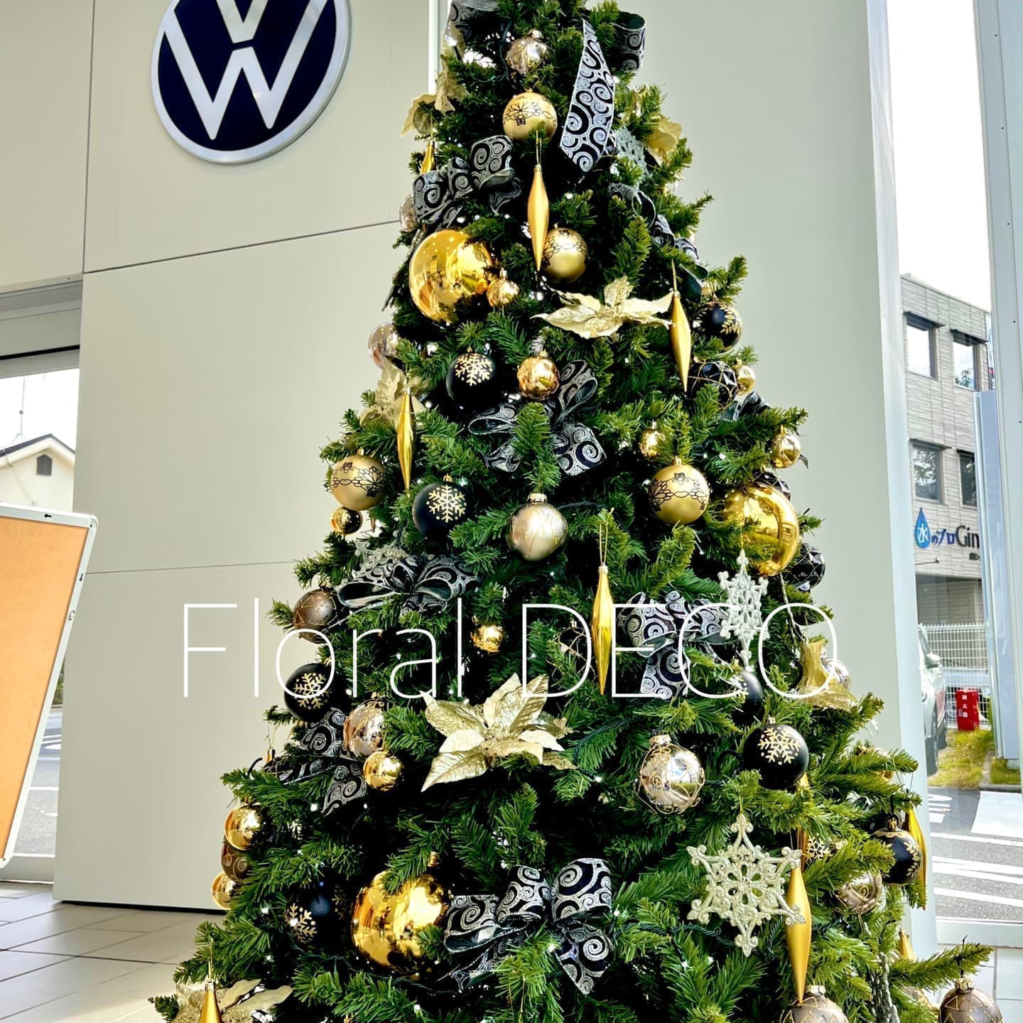 クリスマスツリーレンタルのサービスで飾られた、美しく飾られたクリスマスツリー