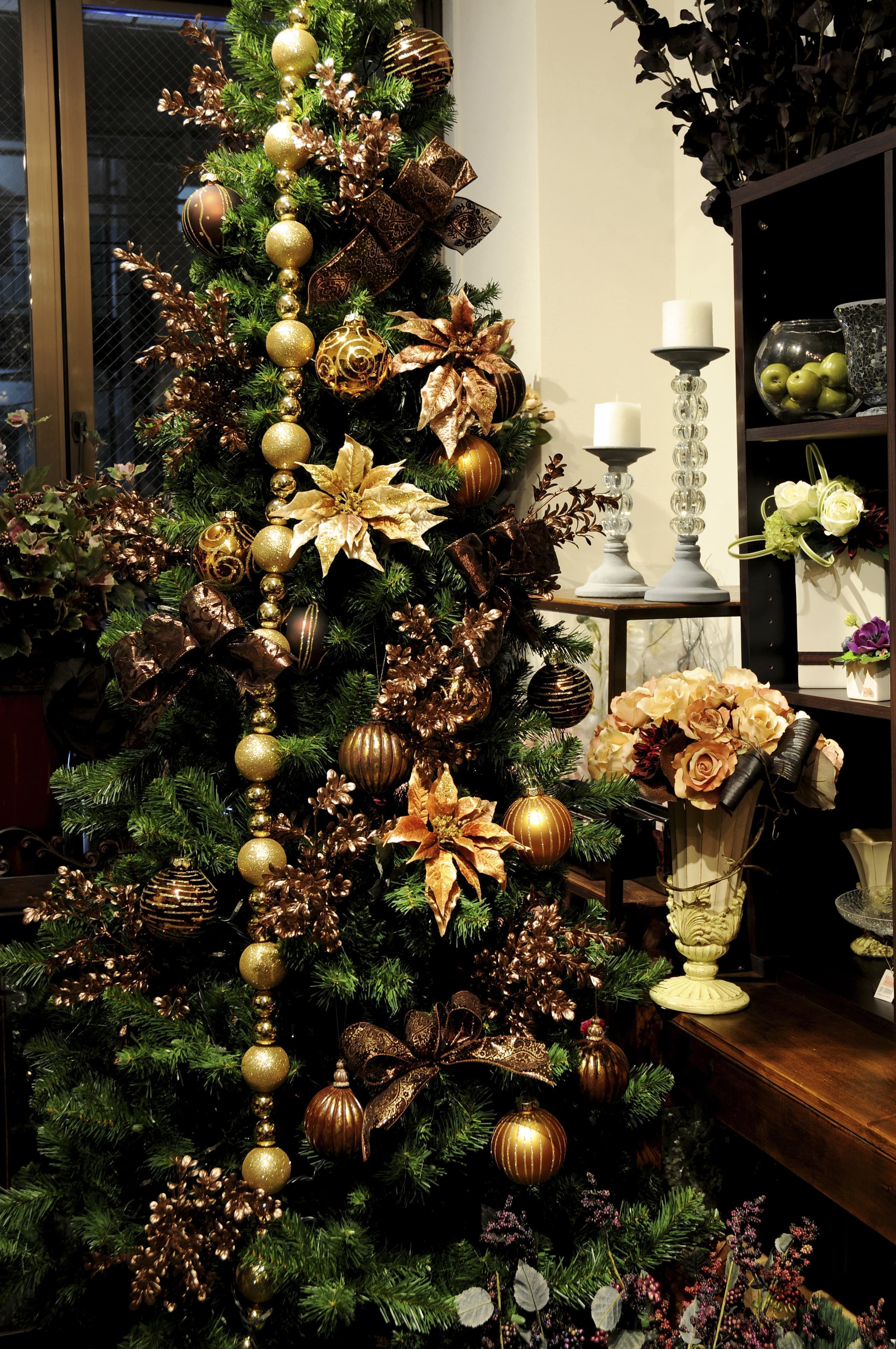 クリスマスツリーレンタルで落ち着いた空間を演出。ブラウンとゴールドのクリスマスツリーレンタル