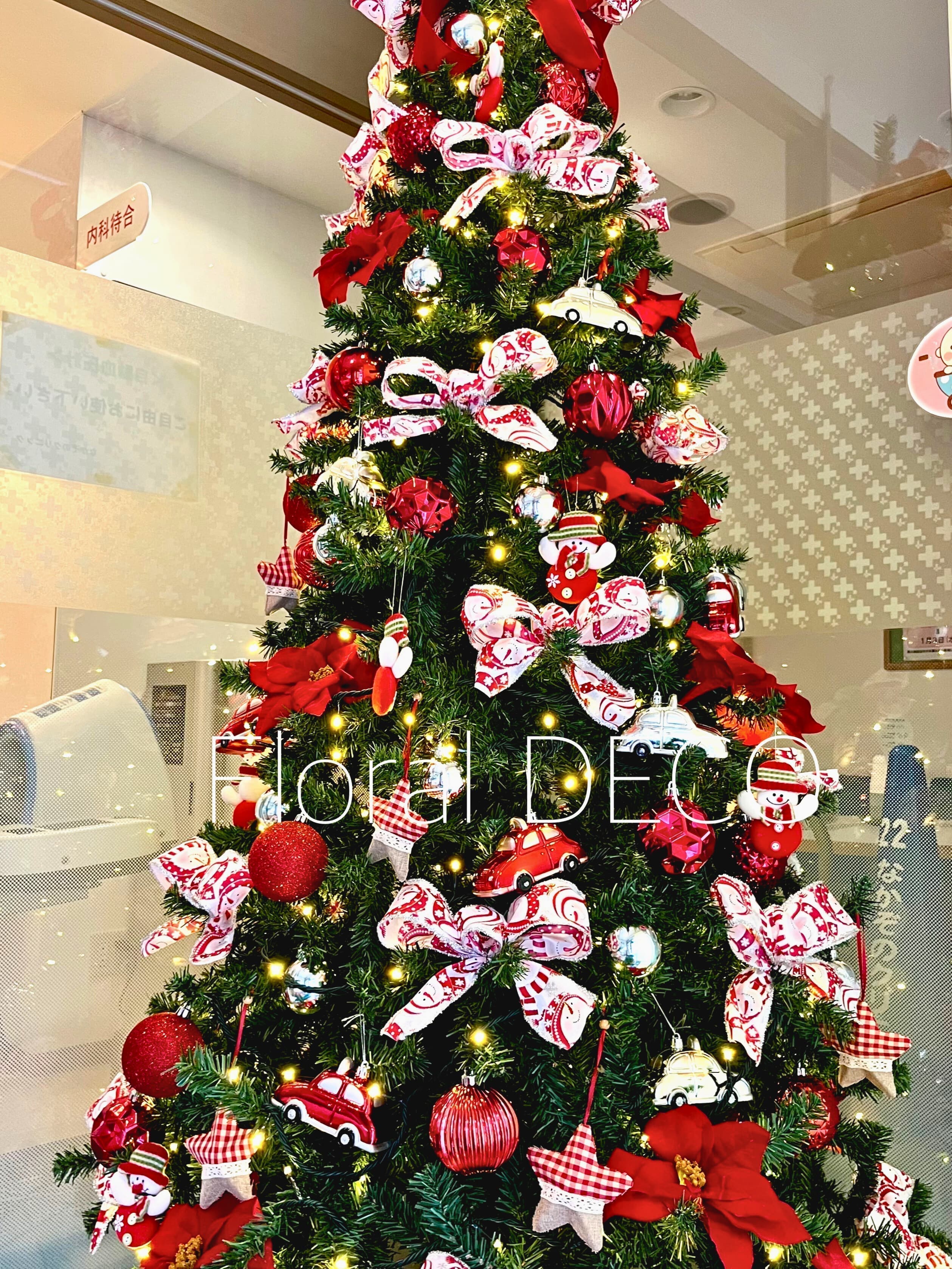 赤と白のかわいいオーナメントの高さ210cmのクリスマスツリーレンタル装飾。オフィスや店舗に最適な中型サイズで華やかに演出。