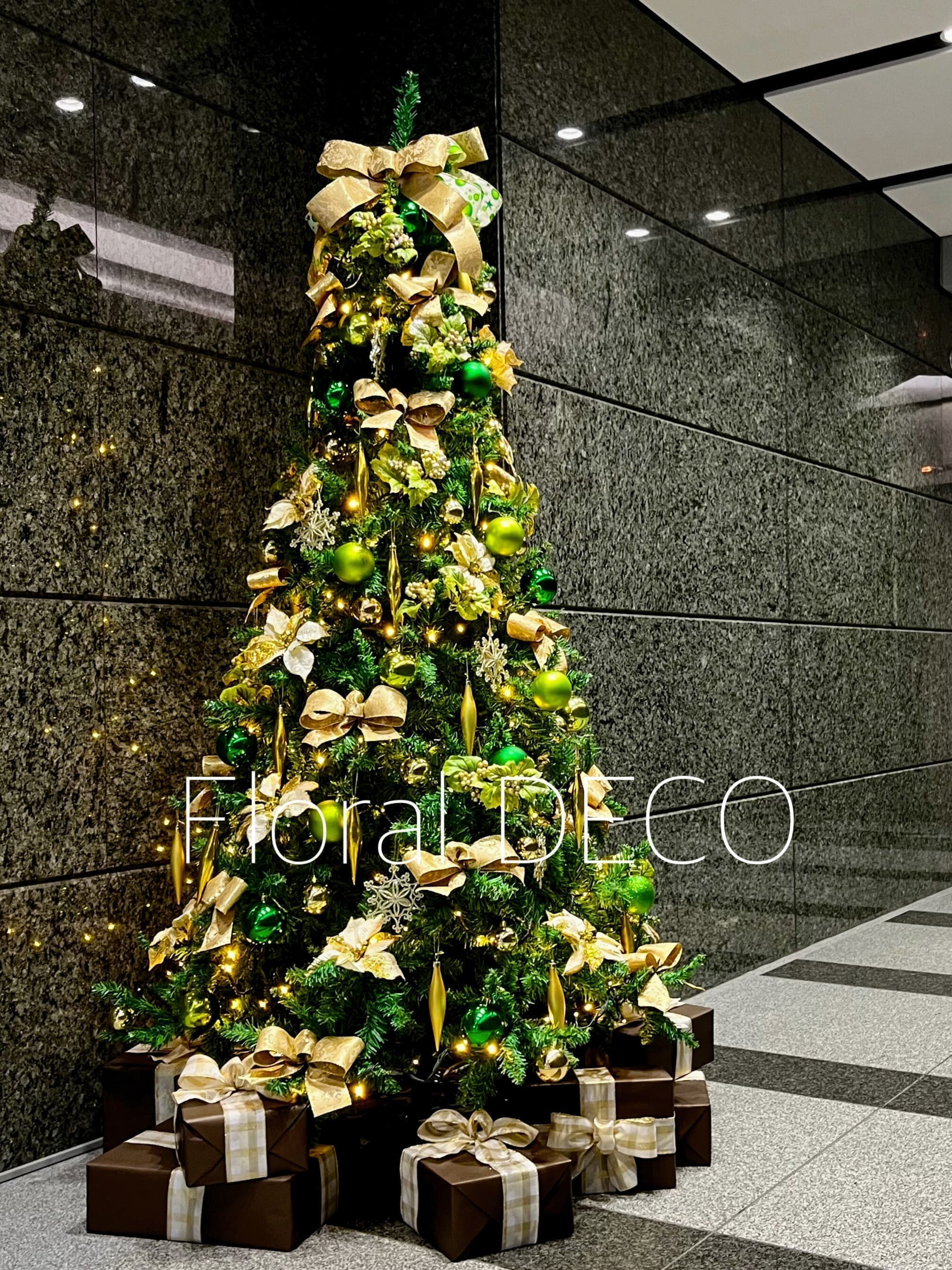 グリーンとゴールドの高さ210cmのクリスマスツリーレンタル装飾。オフィスや店舗に最適な中型サイズで華やかに演出。