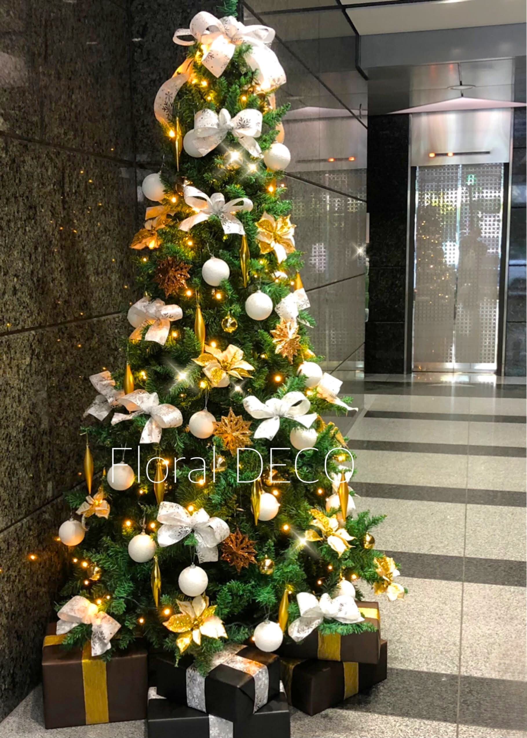 ゴールドとシルバーの組み合わせの 上品な高さ210cmのクリスマスツリーレンタル装飾。オフィスや店舗に最適な中型サイズで華やかに演出。