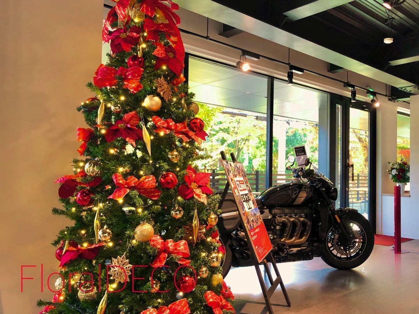 高さ210cmのクリスマスツリーレンタル装飾。オフィスや店舗に最適な中型サイズで、赤と金のオーナメントとLEDで華やかに演出。