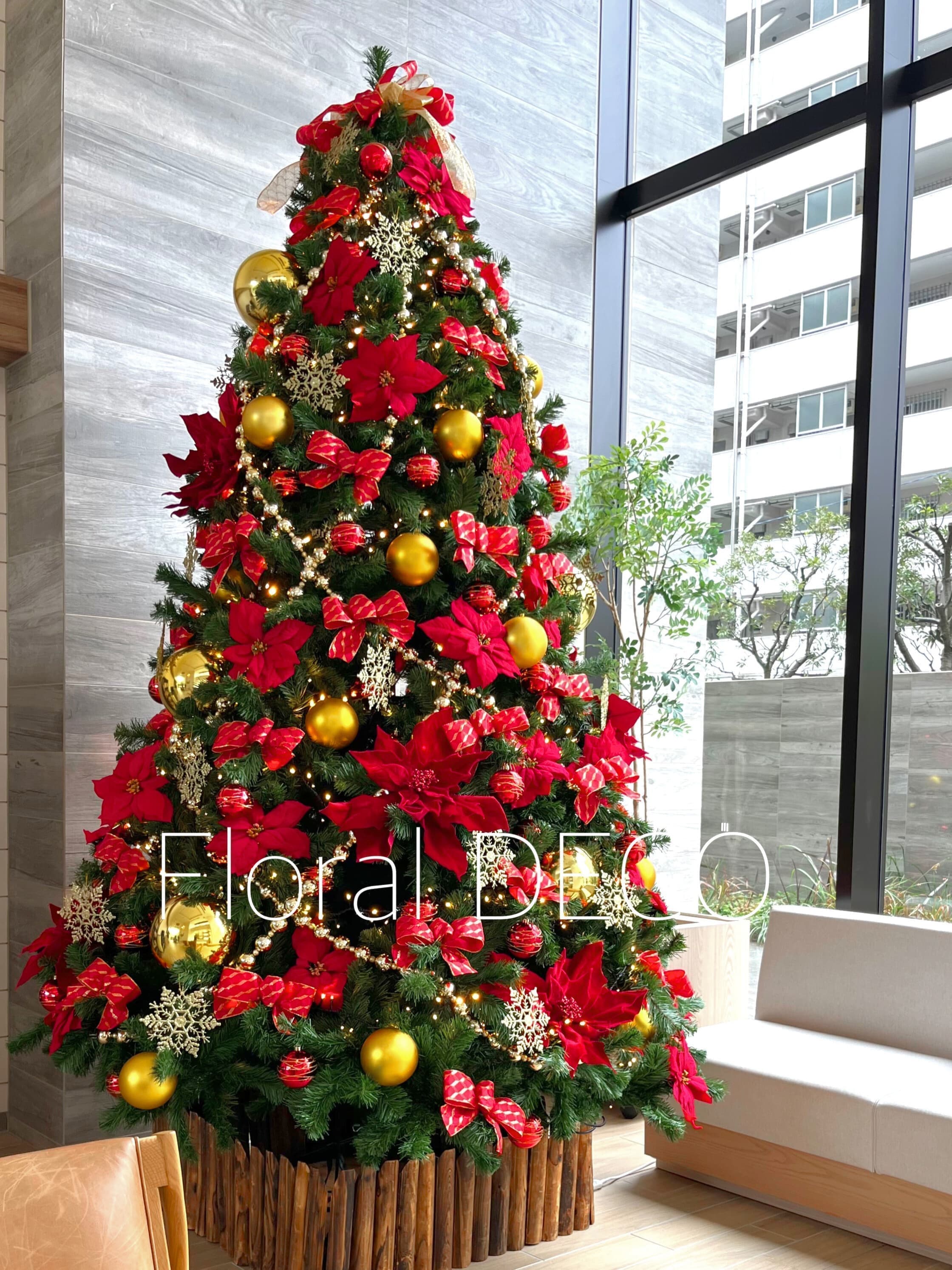 空間を圧倒する存在感。300cmの大型クリスマスツリーレンタルで、豪華なオーナメントとイルミネーションが施されたクリスマスツリー