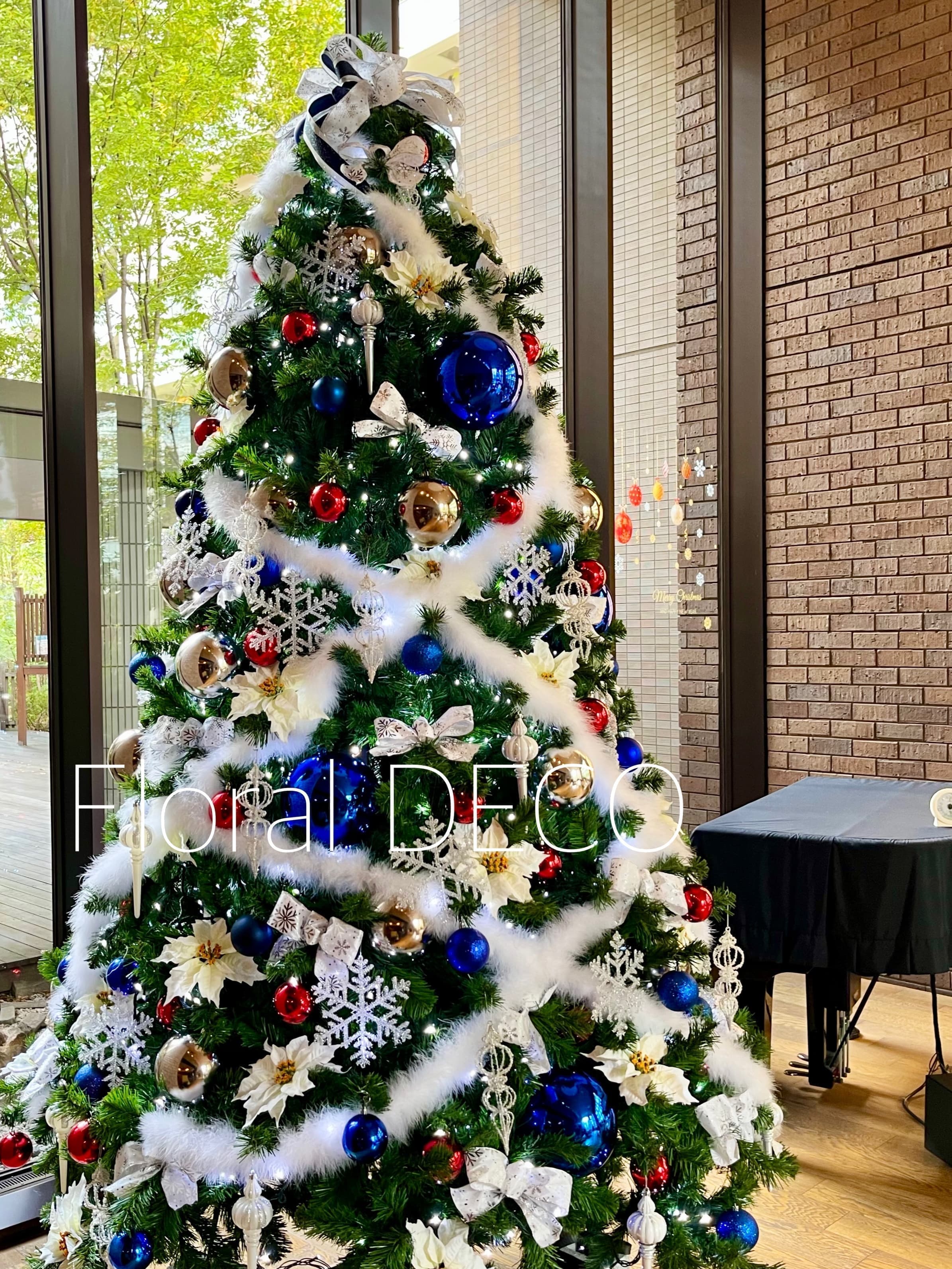 細部までこだわり抜かれた装飾。300cmの大型クリスマスツリーレンタルで、見る人を引き込む精巧なクリスマスツリー