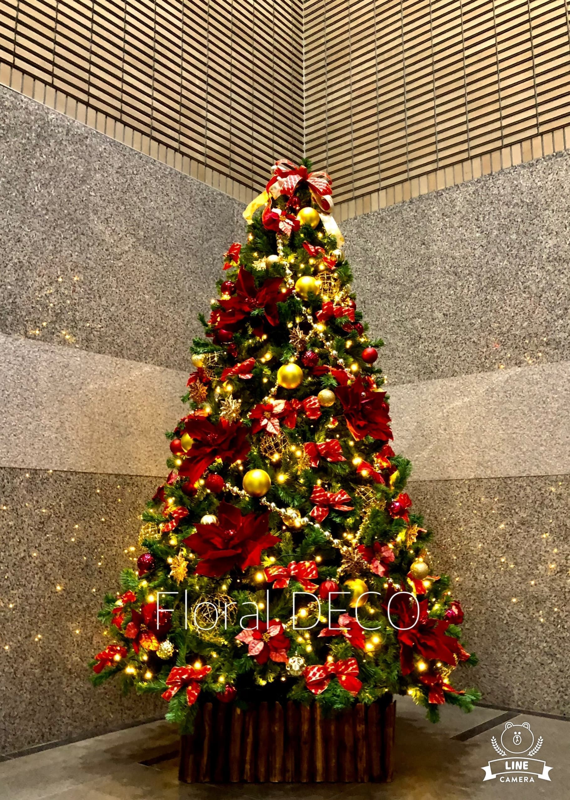 企業や店舗の集客に貢献。300cmの大型クリスマスツリーレンタルで、エントランスを彩る印象的なクリスマスツリー