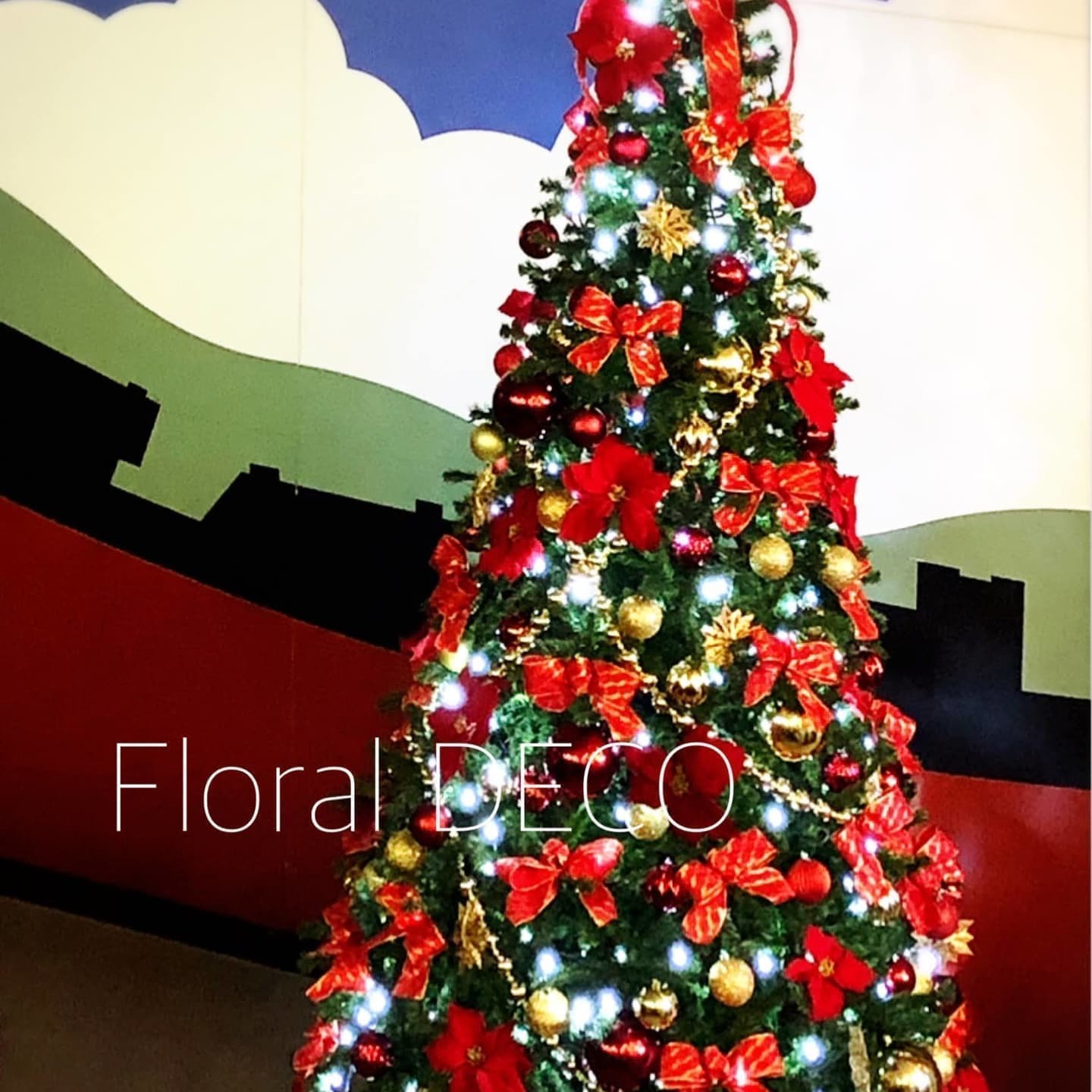 夜空に映える光の芸術。300cmの大型クリスマスツリーレンタルで、無数のライトが輝く幻想的なクリスマスツリー