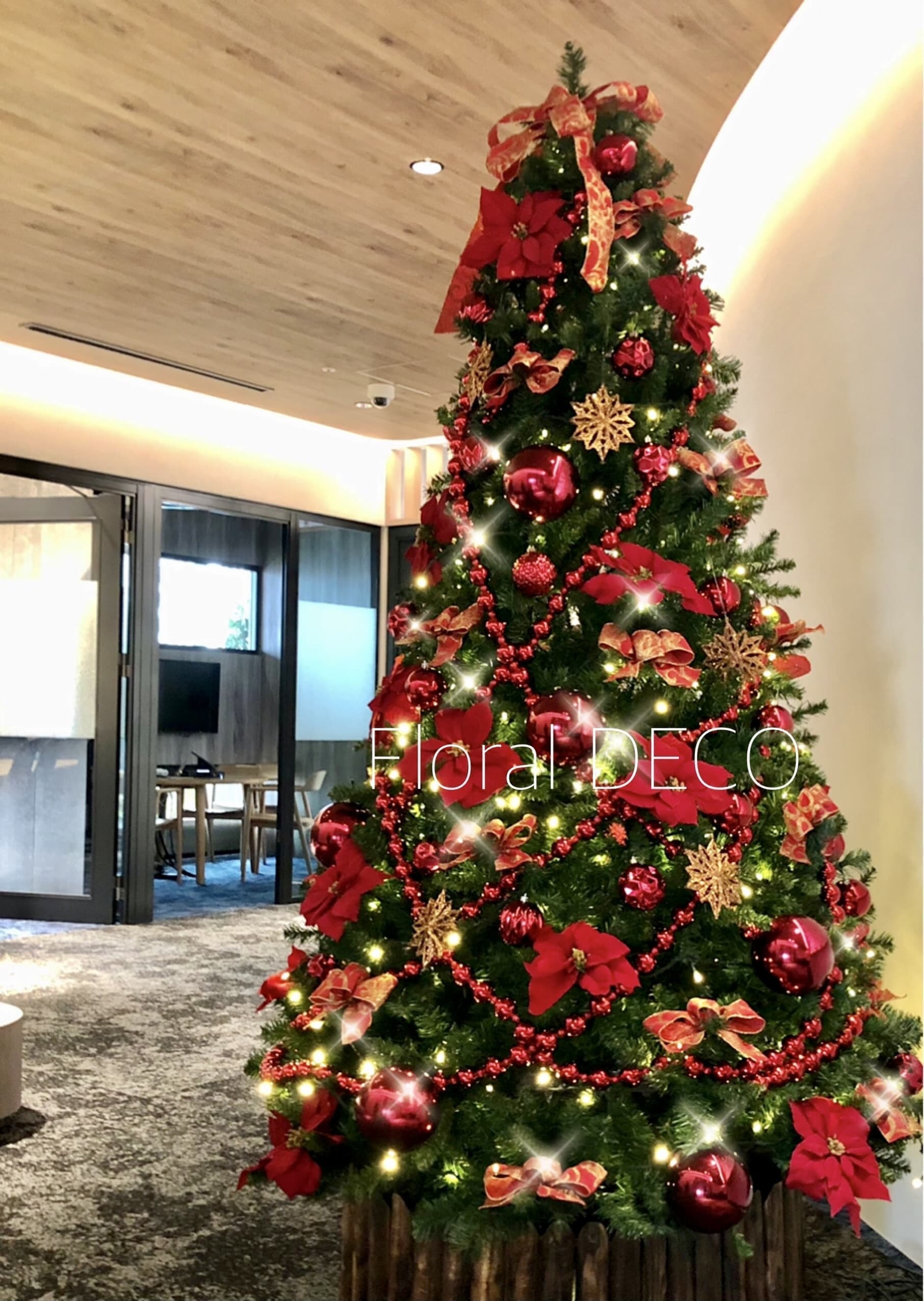 高さ240cmの大型クリスマスツリーのレンタル装飾。商業施設やロビーに最適で、豪華なオーナメントとLEDライトで華やかに演出。