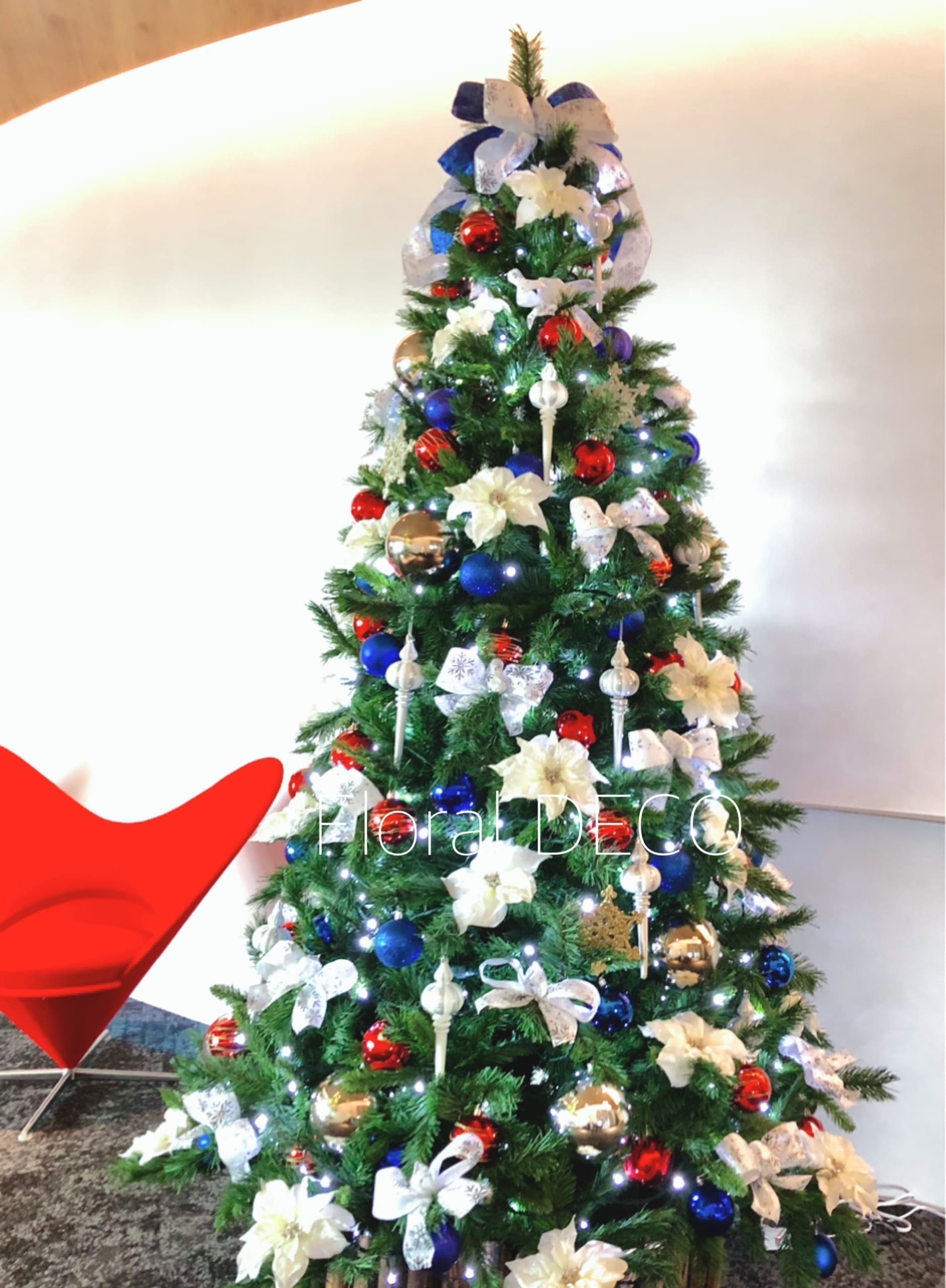 手軽にクリスマスを楽しめるクリスマスツリーレンタル。設置されたばかりの、華やかなクリスマスツリー