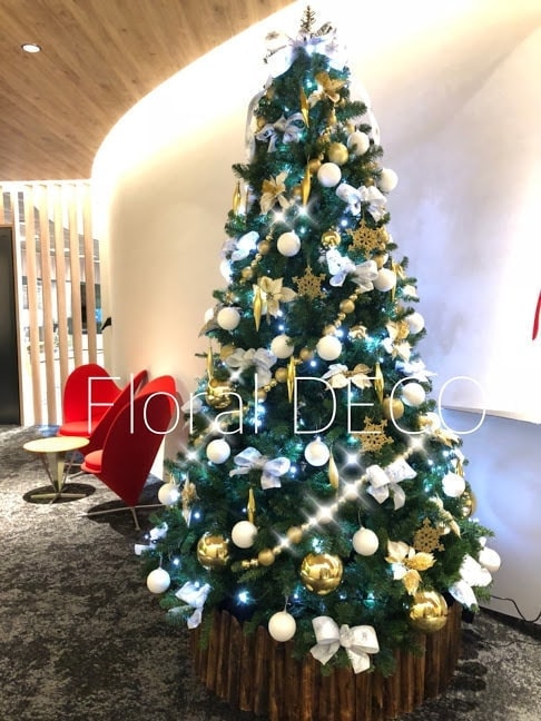 高さ240cmの大型クリスマスツリーのレンタル装飾。商業施設やロビーに最適で、豪華なオーナメントとLEDライトで華やかに演出。