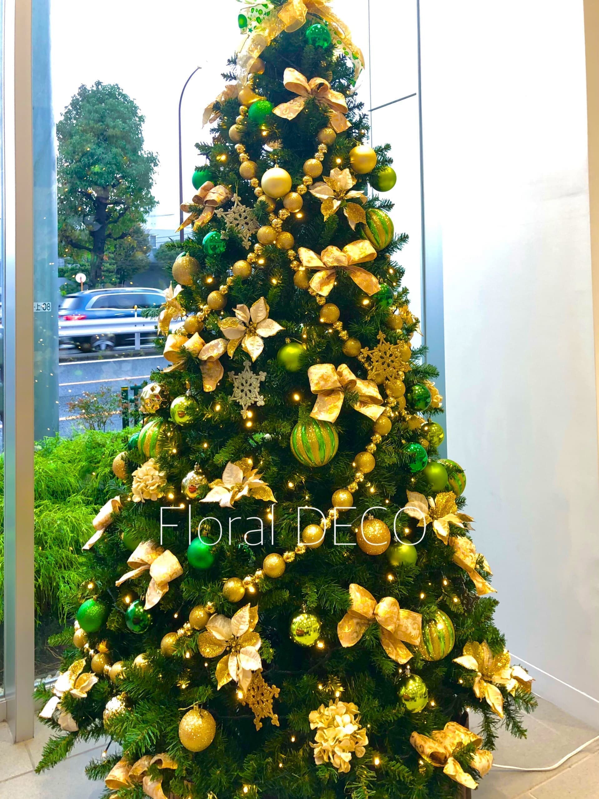 クリスマスツリーレンタルで華やかに演出された店舗画像