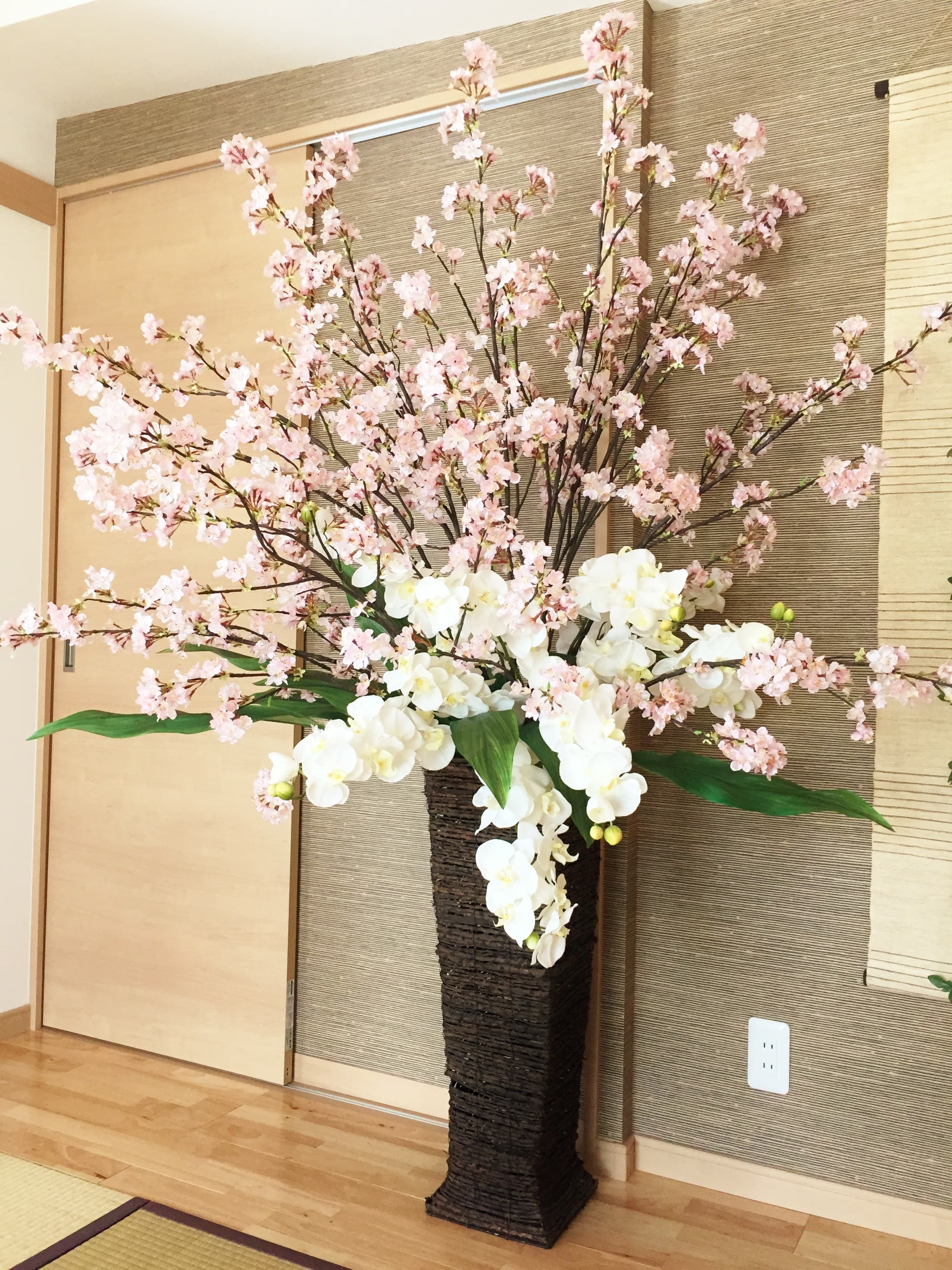 本物そっくりの高品質桜アーティフィシャルフラワー。店舗・企業受付・イベント空間にレンタル。繁忙期・入学式・お花見シーズンなど春の季節演出にぴったり。