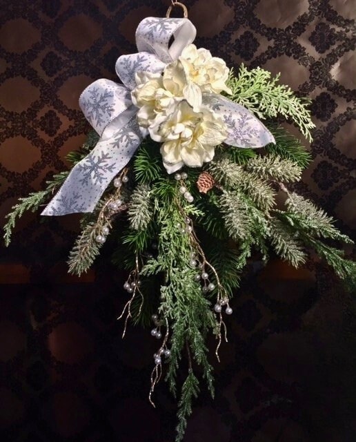 ナチュラルなグリーンと際立つ白い花のクリスマススワッグ