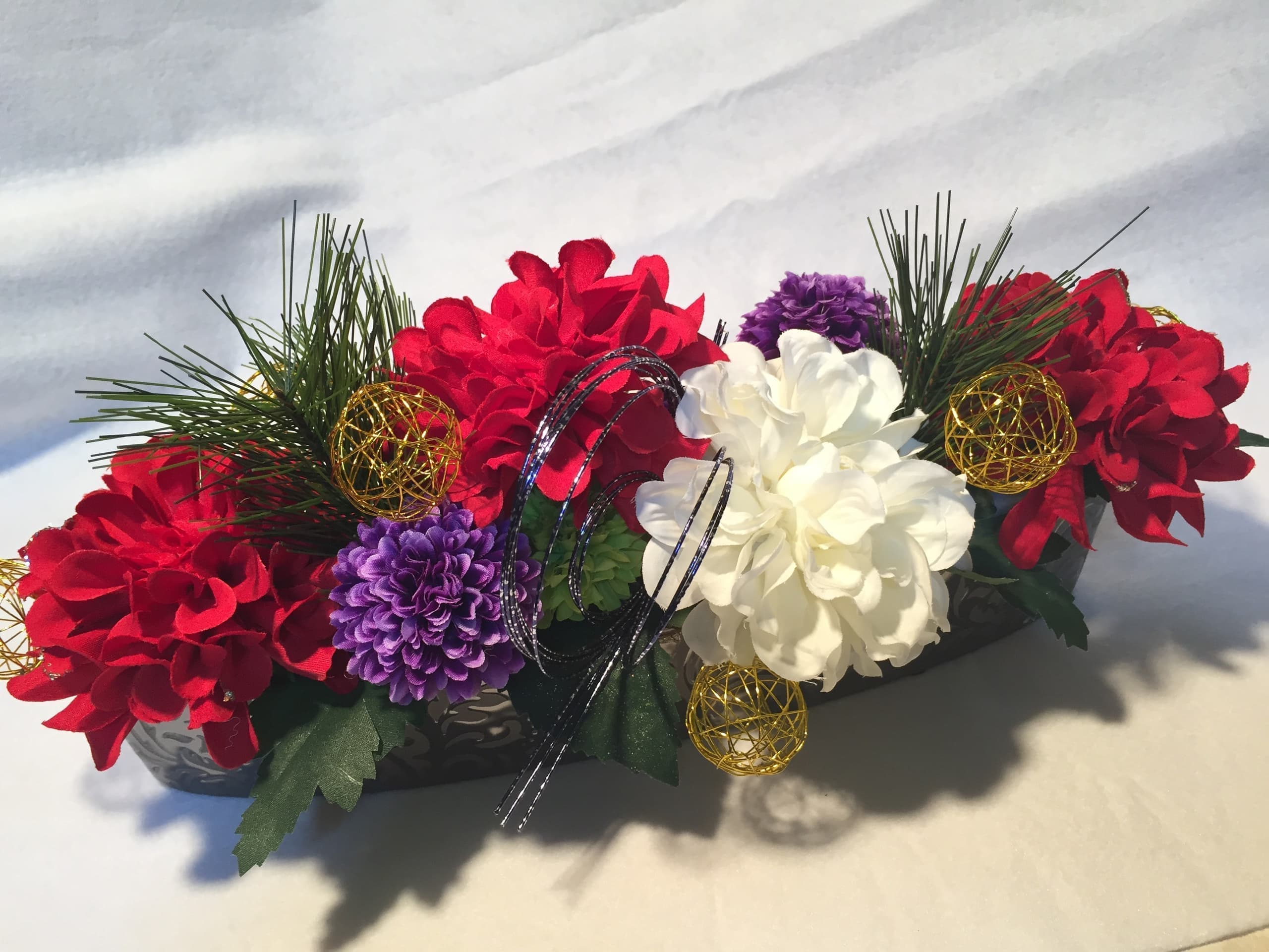 赤と紫が和モダンなお正月アレンジメント