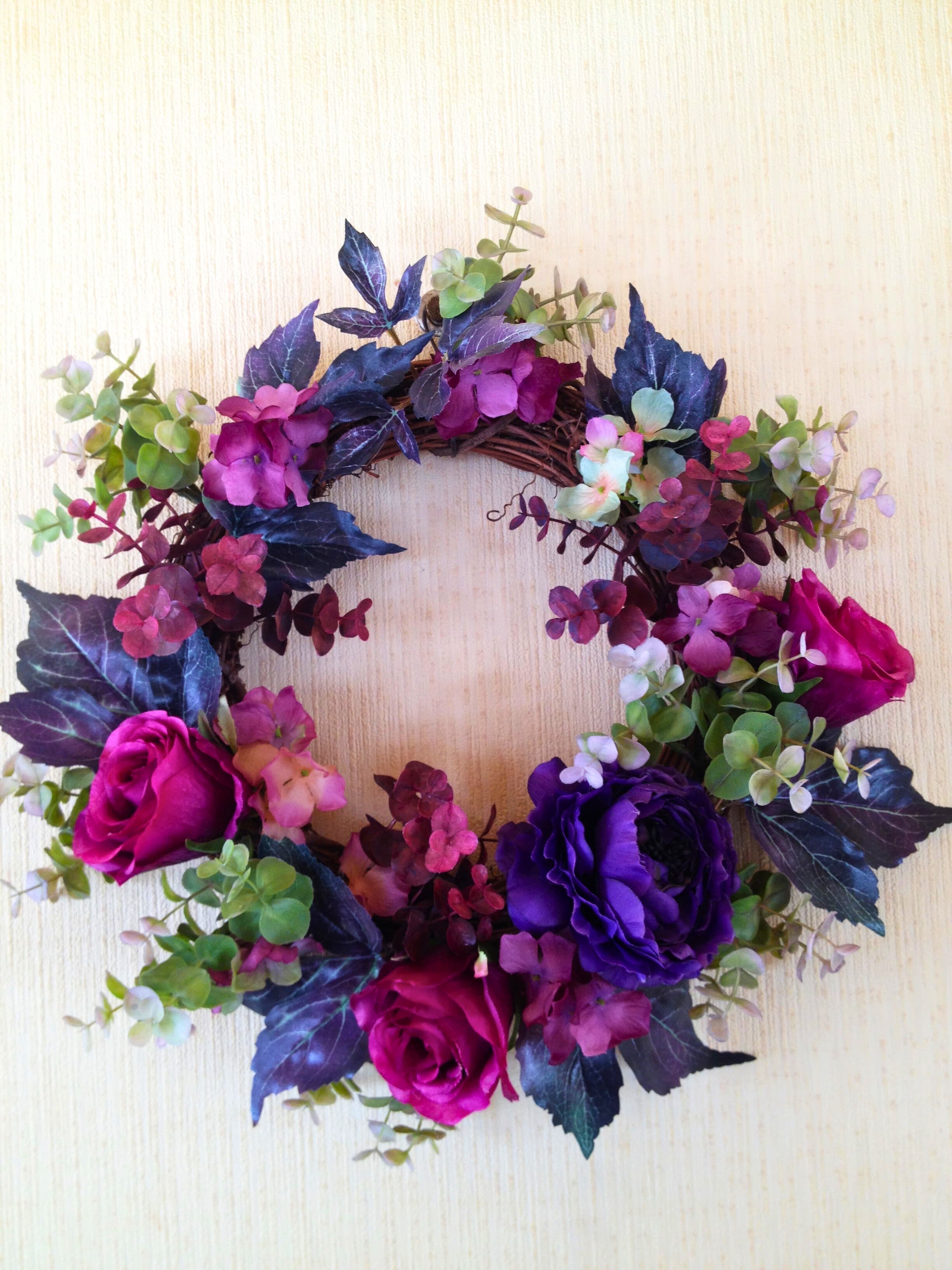 ブルーと紫でまとめた落ち着いた雰囲気のリース