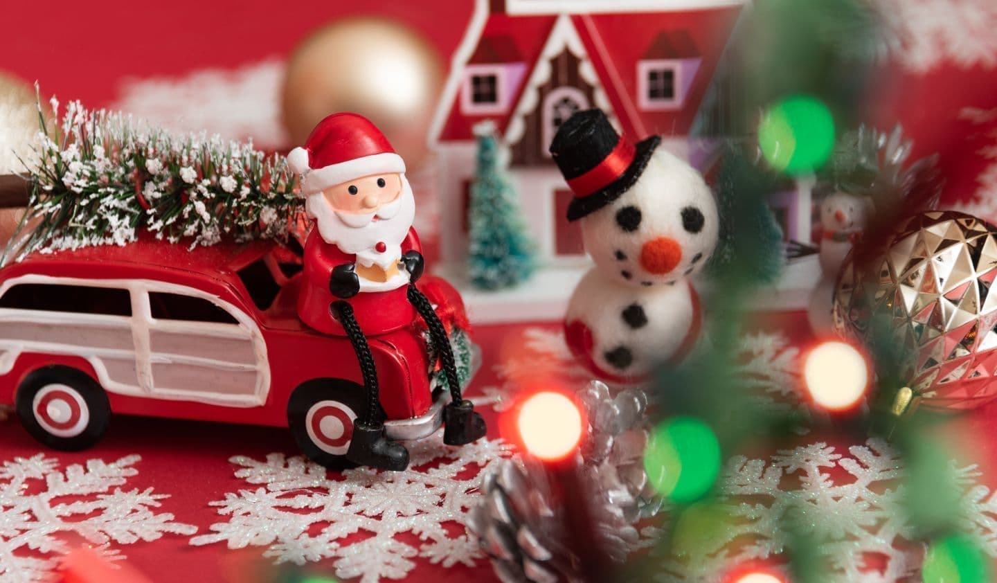 クリスマスをイメージしたサンタやクリスマス雑貨の画像